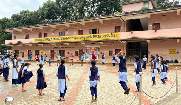 കുട്ടിയും കോലും ഹിറ്റ്; കൊഴിഞ്ഞുപോക്കില്ല, കായിക വിനോദങ്ങളിലൂടെ ഗോത്രവിദ്യാര്‍ത്ഥികള്‍ സ്‌കൂളിലേക്ക്