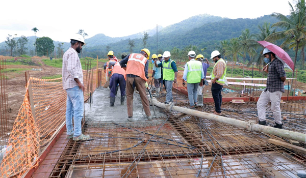 എല്‍സ്റ്റണില്‍ മൂന്ന് വീടുകളുടെ കൂടി വാര്‍പ്പ് പൂര്‍ത്തിയായി