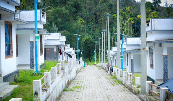 ഉന്നതിയില്‍ 24 വീടുകള്‍; അവിടേക്കുള്ള വൈദ്യുതി കാറ്റില്‍ നിന്നും സൂര്യനില്‍ നിന്നും മാതൃകയായി വയനാട് മൂന്നാനക്കുഴിയിലെ സബര്‍മതി നഗര്‍
