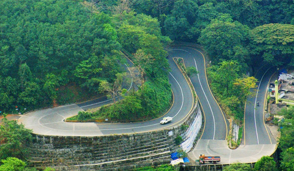 ചുരം വ്യൂ പോയിന്റ് മണ്ണിടിച്ചില്‍: ഗതാഗത നിയന്ത്രണം ഏര്‍പ്പെടുത്തി