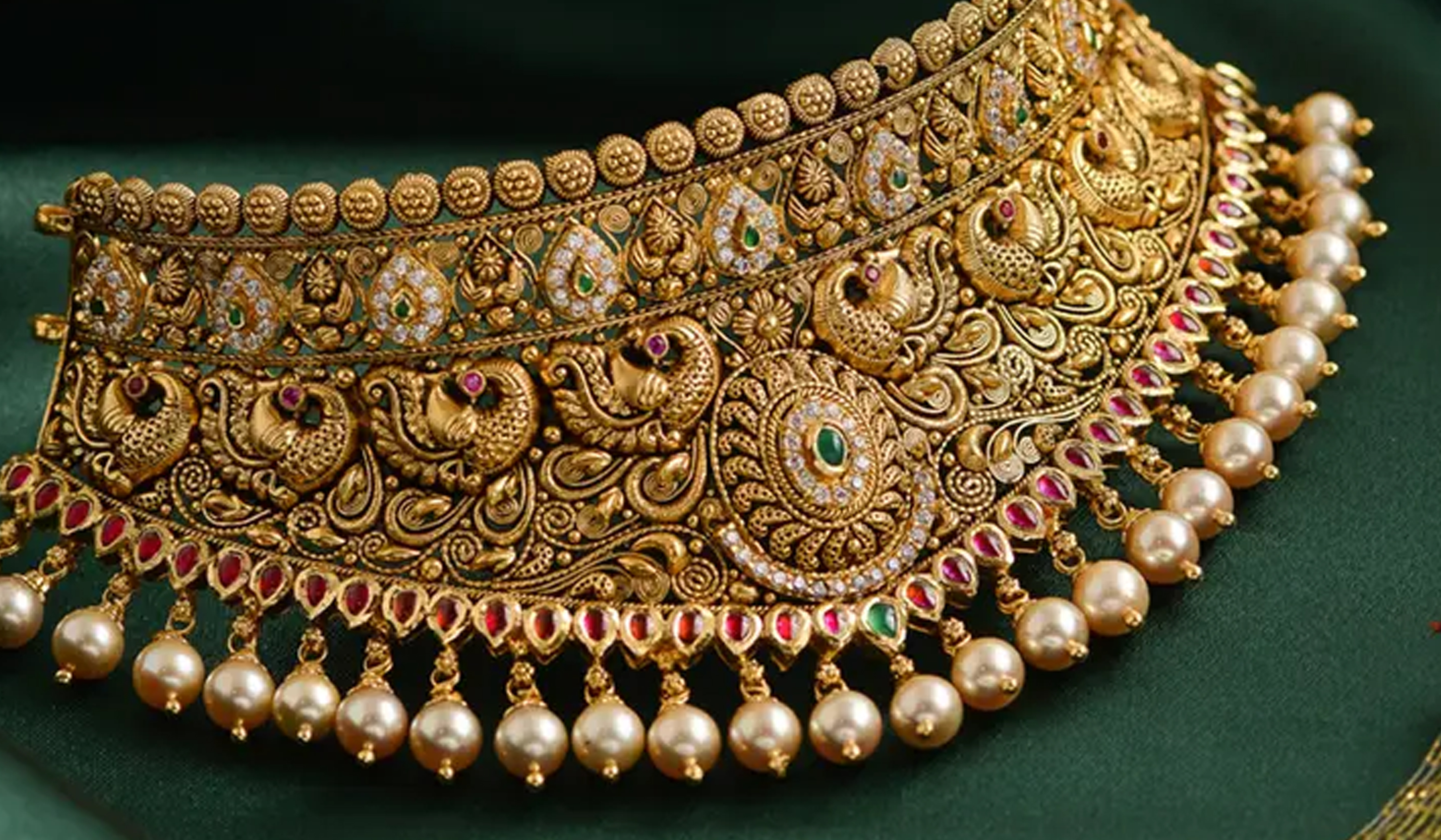 ചരിത്രം തീര്‍ത്ത് സ്വര്‍ണവില