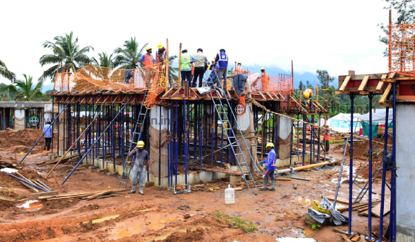 ഏല്‍സ്റ്റണിലെ സ്വപ്ന ഭവനങ്ങളുടെ നിര്‍മാണം പുരോഗമിക്കുന്നു; ഏഴ് വീടുകളുടെ വാര്‍പ്പ് പൂര്‍ത്തിയായി