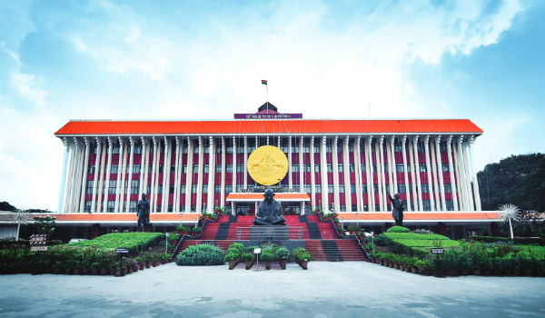 നിയമസഭയില്‍ അടിയന്തര പ്രമേയം