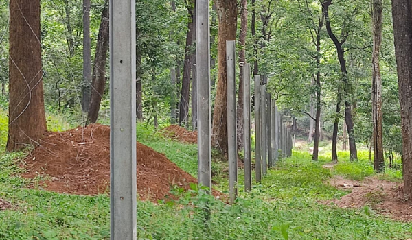 പണിതിട്ടും പണി തീരാതെ ക്രാഷ് ഗാര്‍ഡ് ഫെന്‍സിംങ്ങ്