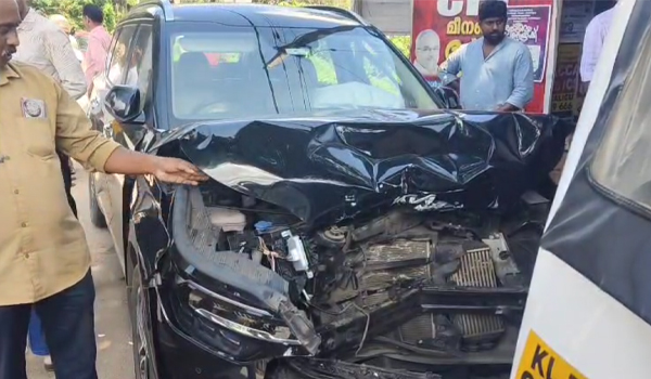 മീനങ്ങാടി  കൊളഗപ്പാറയില്‍ കാര്‍ നിയന്ത്രണം വിട്ട് വാഹനാപകടം. 3 പേര്‍ക്ക് പരിക്ക്.