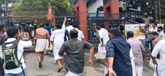 ബാരിക്കേഡിന് മുകളിൽക്കയറി ബിജെപി പ്രതിഷേധം