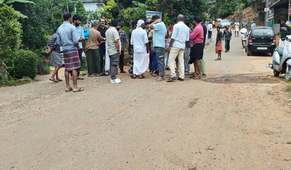 റോഡരിക് വീതി കൂട്ടല്‍ പ്രവര്‍ത്തികള്‍ നാട്ടുകാര്‍ തടഞ്ഞു