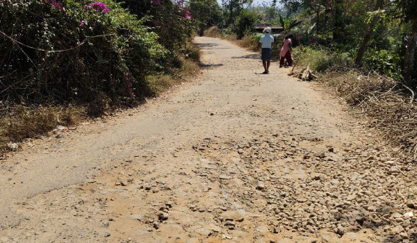 റോഡ് പാടെ തകര്‍ന്ന് നാട്ടുകാര്‍ക്ക്  നടുവൊടിക്കുന്ന ദുരിതയാത്ര