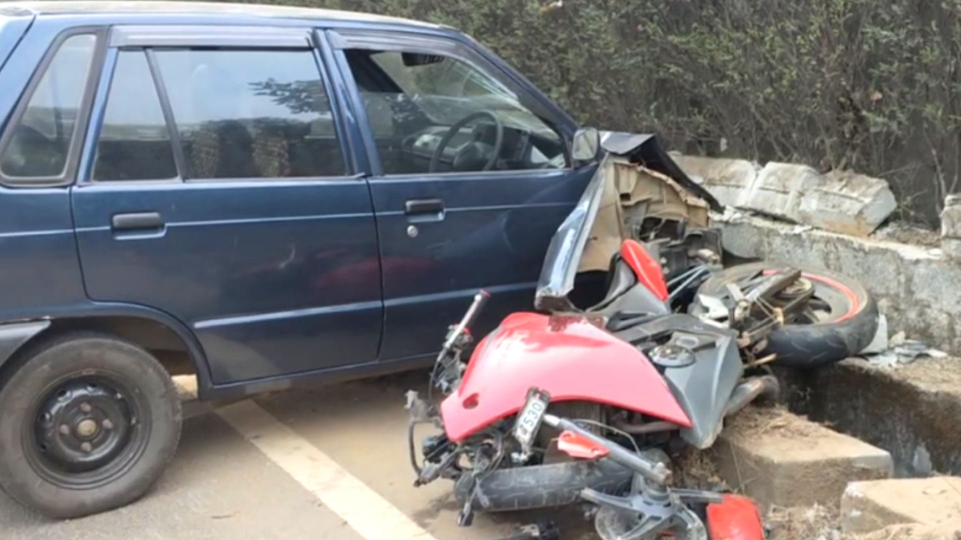 കാറും ബൈക്കും കൂട്ടിയിടിച്ച് ബൈക്ക് യാത്രികര്‍ക്ക് പരിക്ക്.