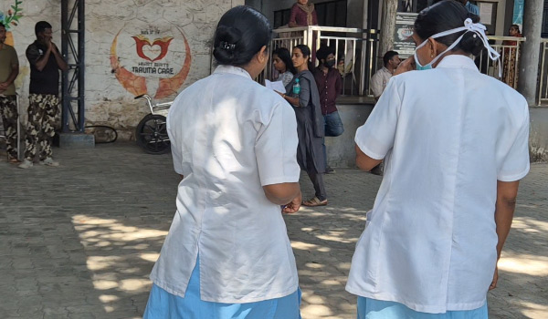 വയനാട് മെഡിക്കല്‍ കോളേജില്‍ ആവശ്യത്തിന് നഴ്‌സുമാരും സപ്പോര്‍ട്ടിംഗ് സ്റ്റാഫുകളുമില്ലെന്ന് പരാതി.