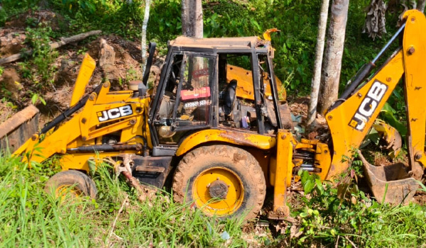ജെസിബി താഴ്ചയിലേക്ക് മറിഞ്ഞു