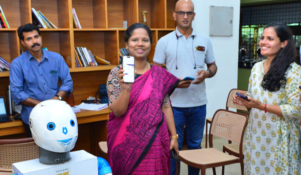 എന്റെ വോട്ട്, എന്റെ ശബ്ദം: കളക്ടറേറ്റില്‍ കൗതുകമായി വോട്ട് റോബോ